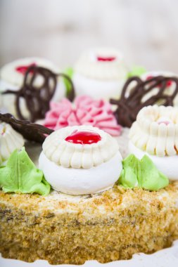 Ahşap bir masa üzerinde kremalı pasta