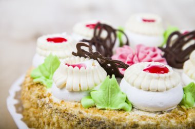 Ahşap bir masa üzerinde kremalı pasta