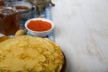 Bir masada kırmızı havyar ile Pancakes 