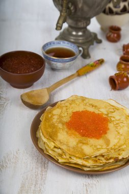 Bir masada kırmızı havyar ile Pancakes 