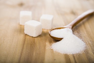 bir tahta kaşık şeker 