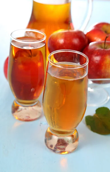 Jus de pomme et pommes rouges fraîches — Photo