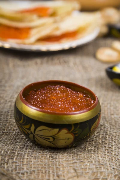 Pannenkoeken met kaviaar op de tafel — Stockfoto