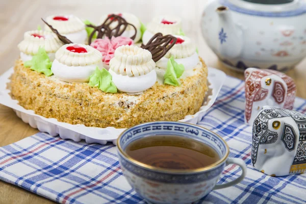 Pastel con crema y té — Foto de Stock