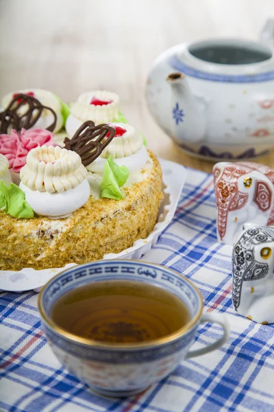 Pastel con crema y té — Foto de Stock