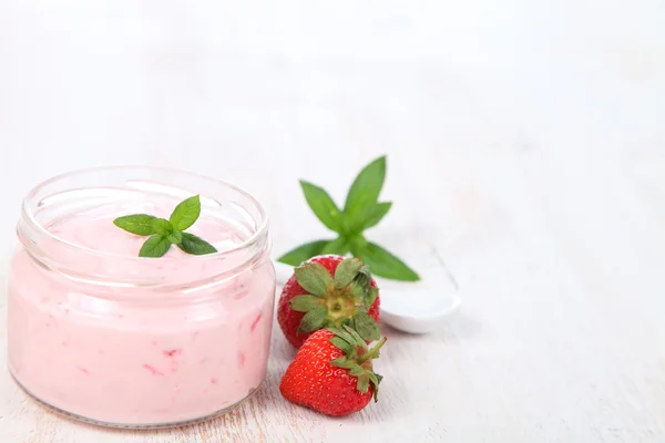 Strawberry yogurt dan stroberi matang — Stok Foto