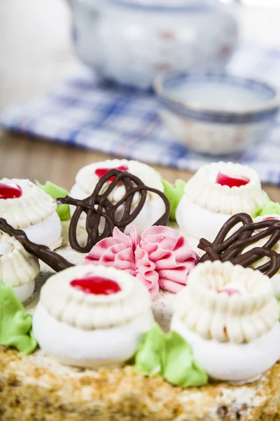 Cake with cream and tea — Stock Photo, Image