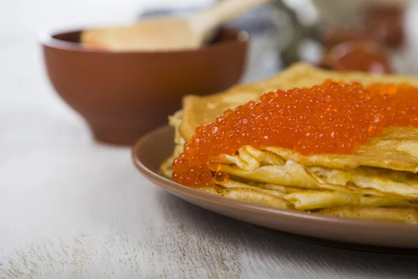 Panquecas com caviar vermelho em uma mesa — Fotografia de Stock