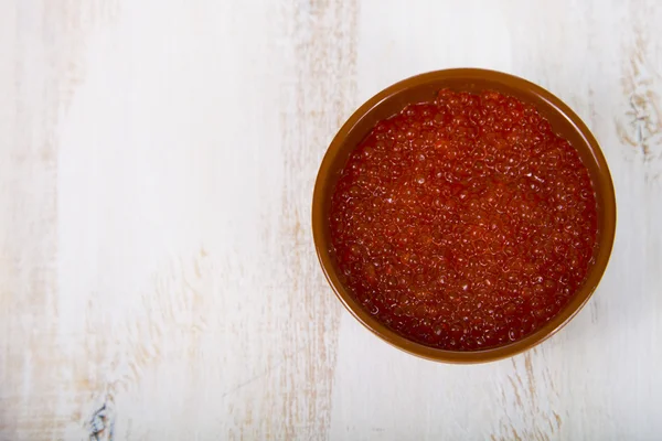 Caviar rojo en el tazón marrón —  Fotos de Stock