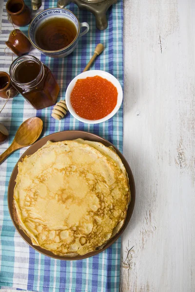 Bir masada kırmızı havyar ile Pancakes — Stok fotoğraf