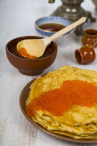 Bir masada kırmızı havyar ile Pancakes — Stok fotoğraf