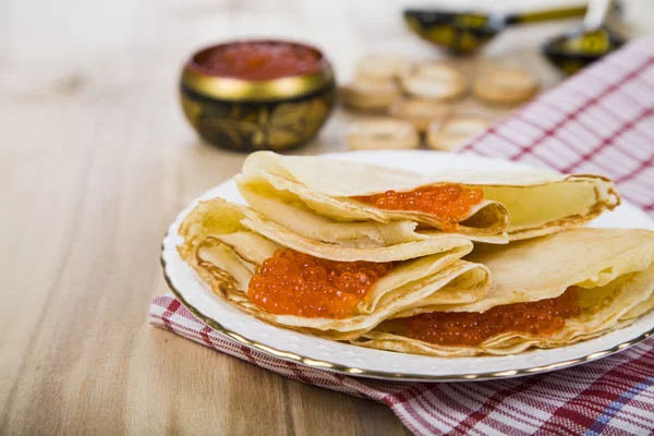 Clatite delicioase cu caviar rosu pe o masa — Fotografie, imagine de stoc