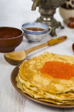 Bir masada kırmızı havyar ile Pancakes 