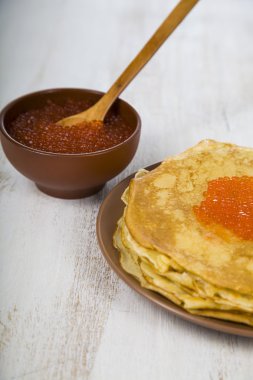 Bir masada kırmızı havyar ile Pancakes 