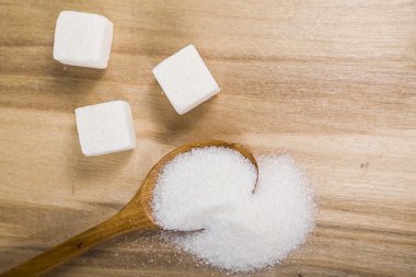 bir tahta kaşık şeker 