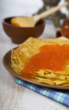 Bir masada kırmızı havyar ile Pancakes 
