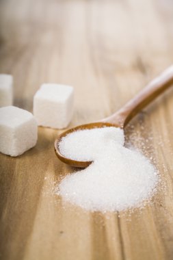 bir tahta kaşık şeker 