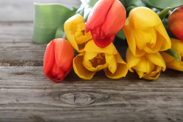 Kytice žlutých a červených tulipánů — Stock fotografie