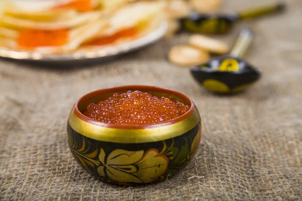 Panquecas deliciosas com caviar vermelho em uma mesa — Fotografia de Stock