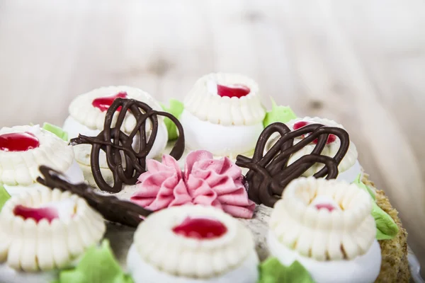 Cake met de crème op een houten tafel — Stockfoto