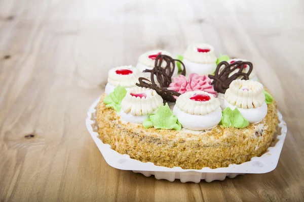 Tarta con crema sobre una mesa de madera — Foto de Stock