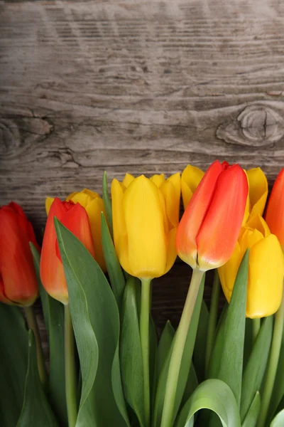黄色と赤チューリップの花束 — ストック写真