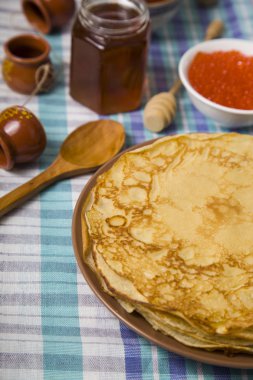 Bir masada kırmızı havyar ile Pancakes 