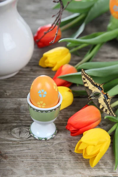 Букет жовтих і червоних тюльпанів і великодніх яєць — стокове фото