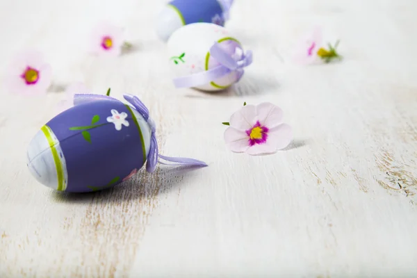 Πασχαλινά αυγά και ροζ λουλούδια — Φωτογραφία Αρχείου