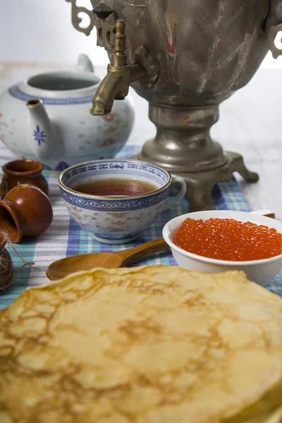 Pannkakor med kaviar på bordet — Stockfoto