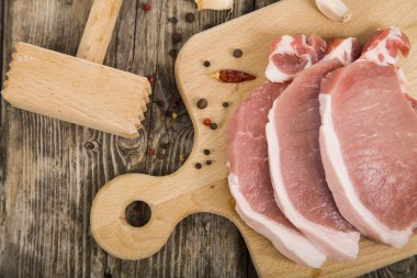 çiğ et baharatlar ile 