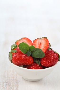 Bir kasede olgun çilekler