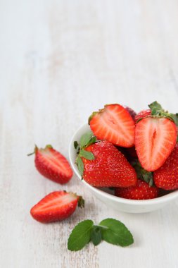 Bir kasede olgun çilekler