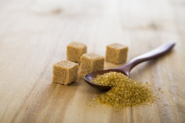 bir tahta kaşık şeker