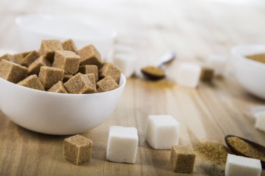 Beyaz bir kase şeker kamışı ve beyaz