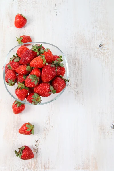 Reife Erdbeeren in einer Schüssel — Stockfoto