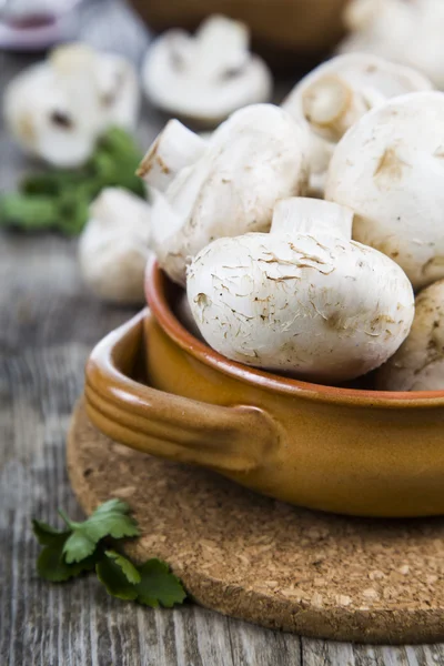 Champignons crus sur une table en bois — Photo