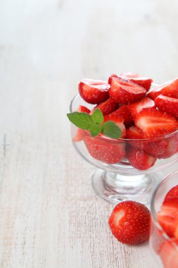 Olgun çilek ve nane  