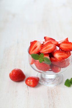 Olgun çilek ve nane  