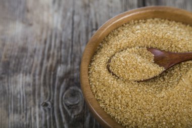 Şeker kamışı ve kaşık bir ahşap kase 