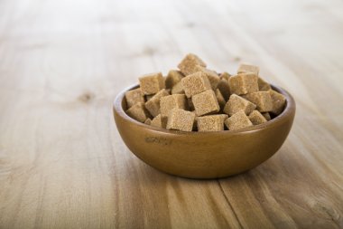 Beyaz bir kase şeker kamışı 