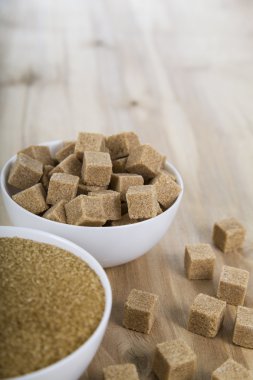 Beyaz bir kase şeker kamışı 