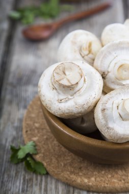 bir kase içinde ham mantar 