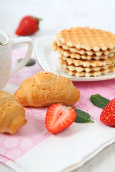 Výborné snídaně s jahodami a croissanty — Stock fotografie