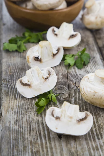 Funghi crudi su un tavolo di legno — Foto Stock