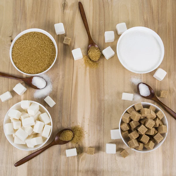 Sockerrör och vitt socker i en vita skålar — Stockfoto
