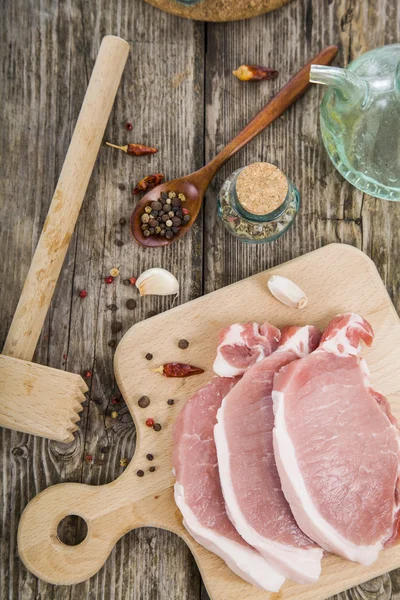 Carne crua com especiarias — Fotografia de Stock