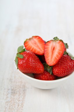 Tahta bir masada olgun çilekler. .