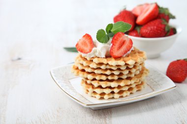 Çilek ve nane ile lezzetli waffle