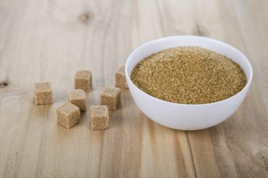 Beyaz bir kase şeker kamışı 